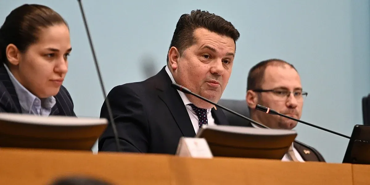 Nenad Stevandić je predsjednik parlamenta RS-a, a Feđi Štukanu je zaprijetio, ne diplomatski, već uličarski