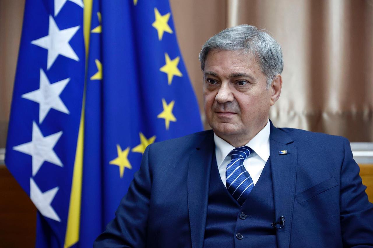 Nakon burnih reakcija javnosti oglasio se Denis Zvizdić: Moja supruga Samira je VRATILA NOVAC