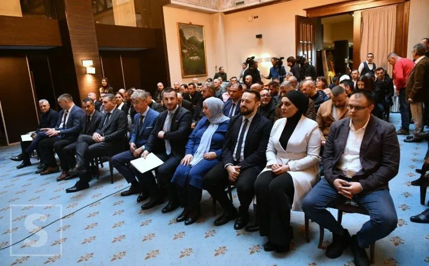 Nastavljena prepiska, iz SBiH pitaju SDP: Da li Bećirović stoji iza skandaloznih Nikšićevih izjava?