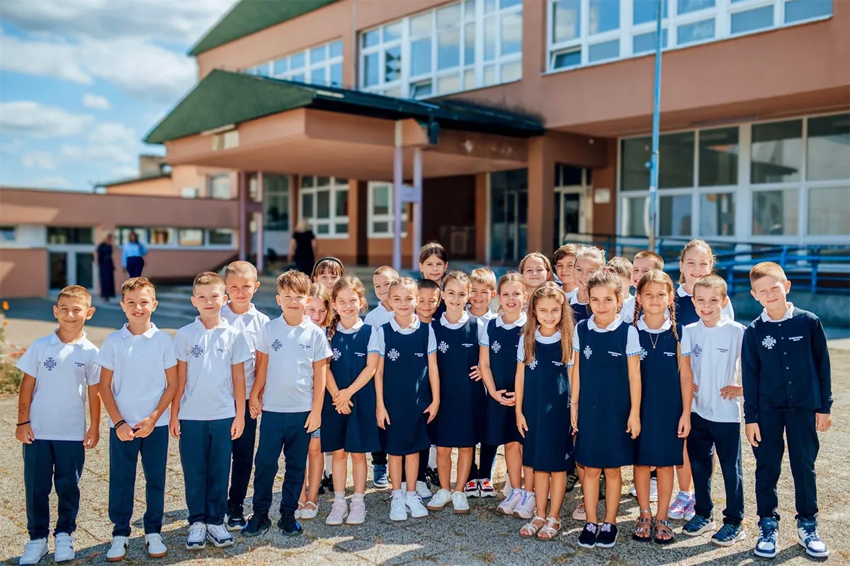 Prvi učenici u Banjaluci dobili školske uniforme: Stanivuković pozvao i druge škole da slijede primjer | 6yka