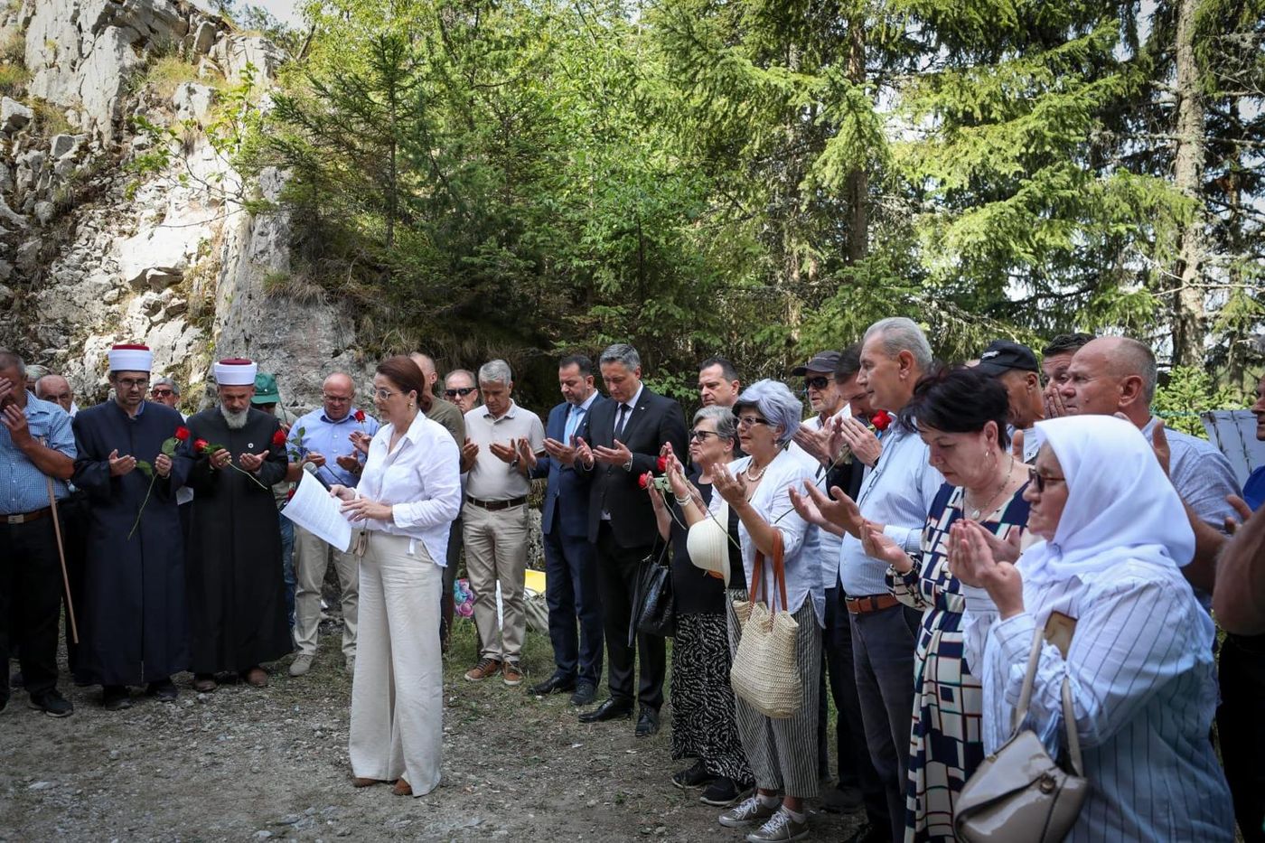 Bećirović pays tribute to civilians killed at Korićani Cliffs