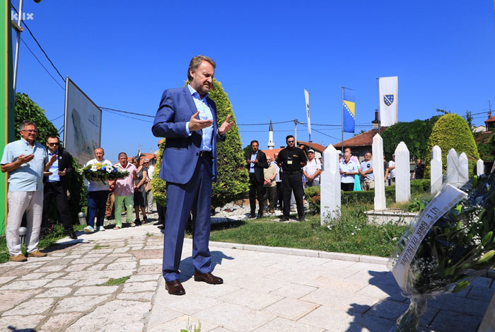 Bakir s „agresorima“ iz mrske mu Hrvatske posjetio grob Alije Izetbegovića
