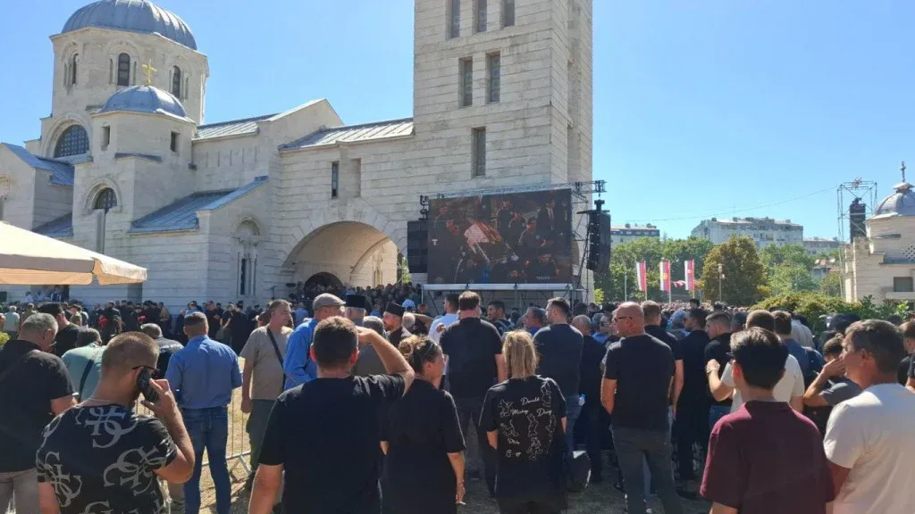 Ratko Mladić pokopan uz vojne počasti: Na pogrebu bili Dodik, Cvijanović i Stanivuković, Vučić se nije pojavio