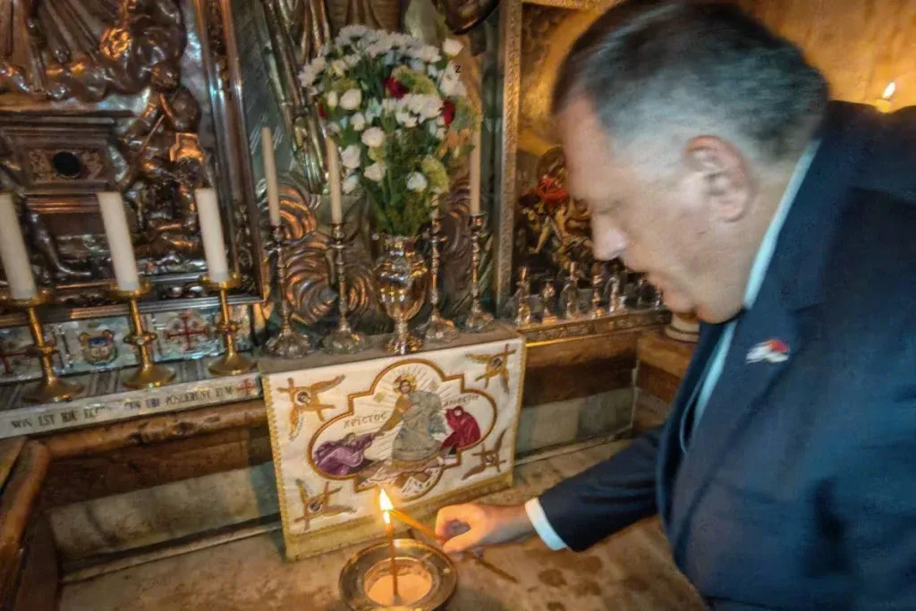 Dodik s Kristova groba: 'Zapalio sam svijeću za naše države Srbiju i Republiku Srpsku'