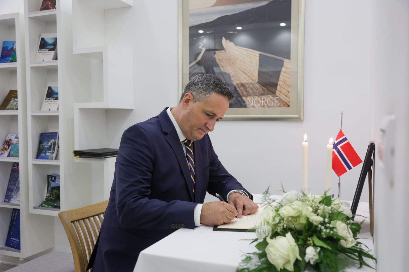 Bećirović se upisao u Knjigu žalosti u Ambasadi Kraljevine Norveške u Sarajevu