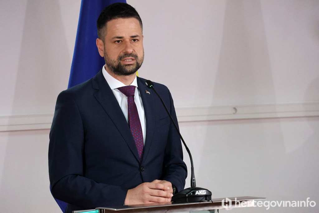 Amidžić odgovorio na optužbe: 'Plaće dužnosnicima povećali su zastupnici koji su glasali za zakon'