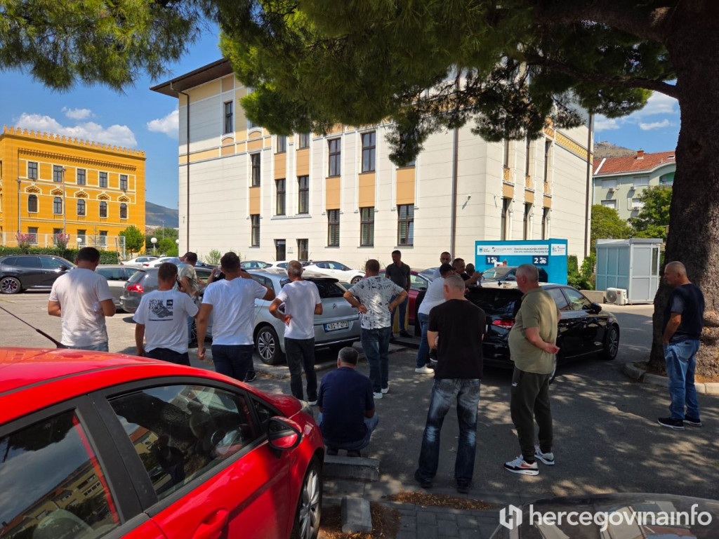 FOTO/VIDEO Otpušteni radnici JP Komunalno ušli u Vijećnicu: Počeo sastanak s Kordićem i Rahimićem