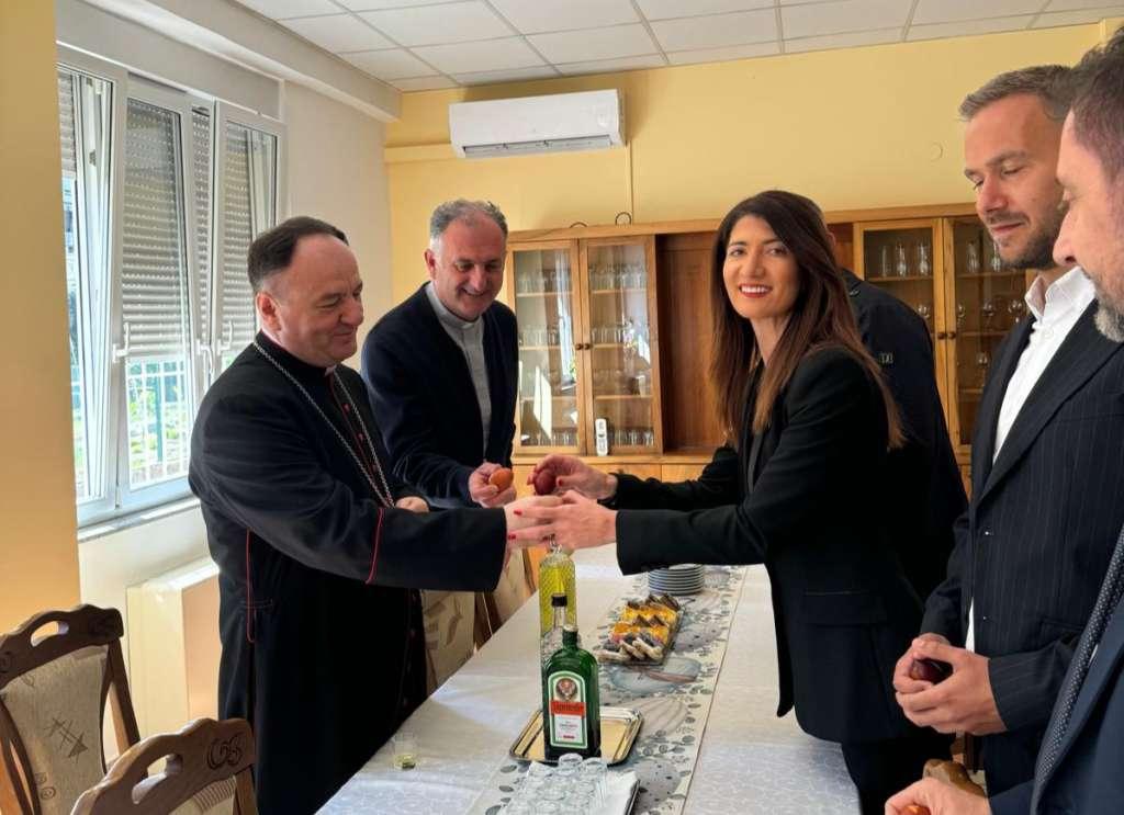 Filipović i Kordić nakon mise razmijenili uskrsne čestitke s biskupom Palićem