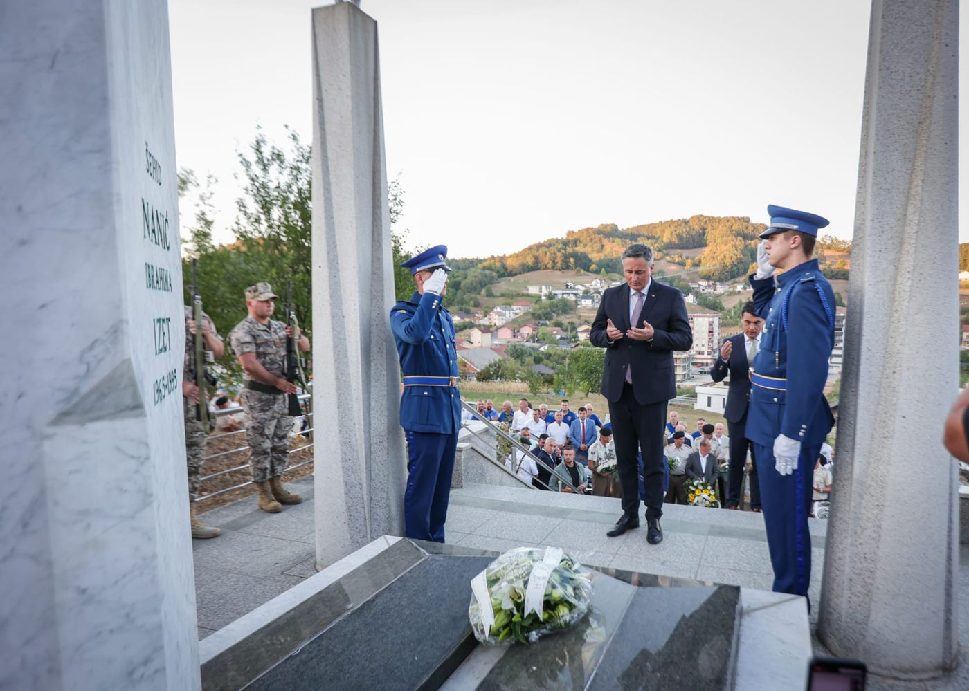 Bećirović pays tribute in Bužim to wartime hero Izet Nanić