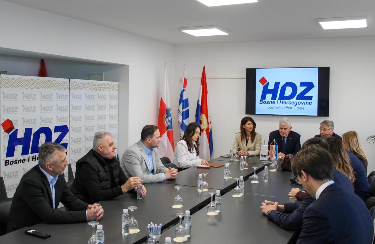 Čović i Filipović s članovima Predsjedništva OO HDZ-a BiH Grude: Potpora projektima i planovima za razvoj općine